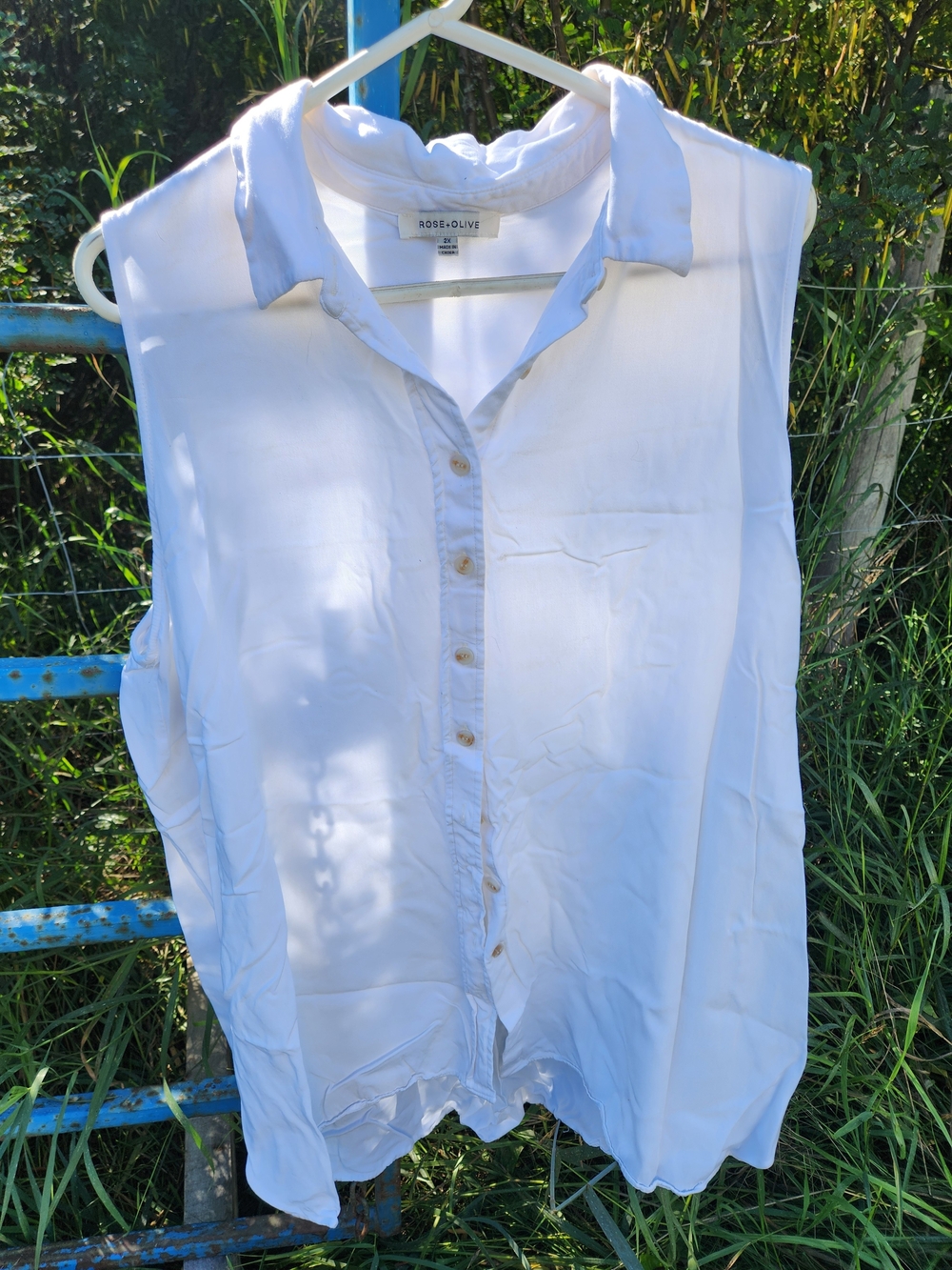 Rose & Olive White Sleeveless Button-Down Shirt